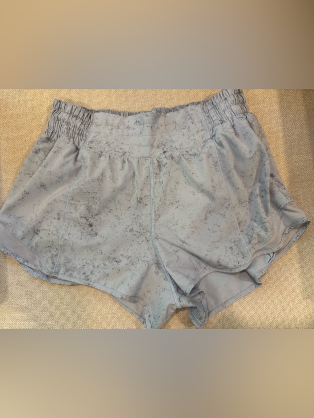 LULULEMON Hotty Hot Low-Rise Lined  2.5" Shorts - Size 6 Gravel Dust Pastel Blue